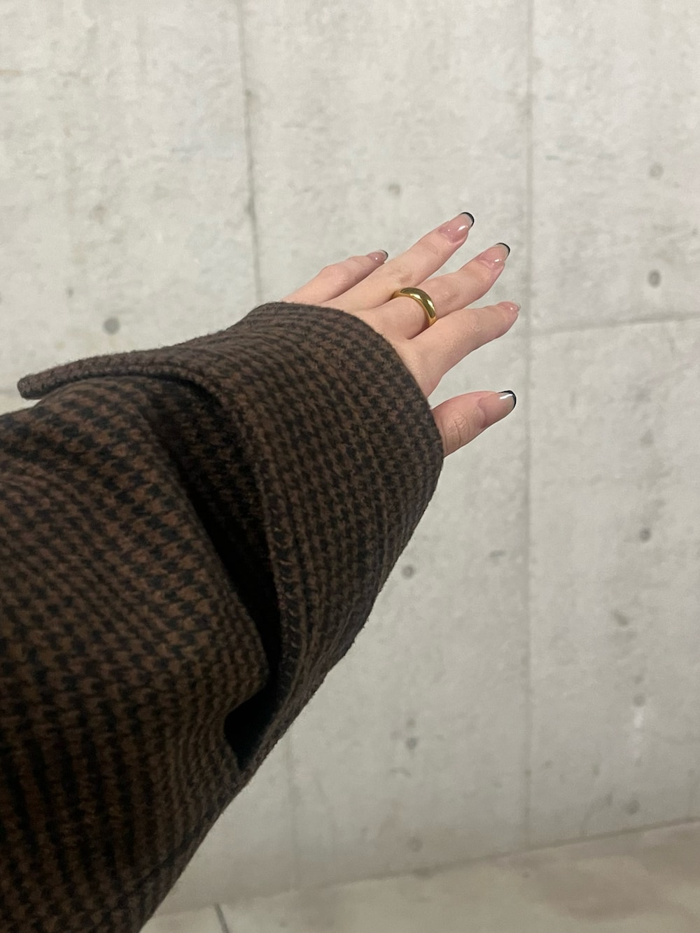 「コート、デニム、ブーツ、赤、冬コーデ、タートルネック、ロングコート、きれいめカジュアル、WEARyouthコーデ、冬を彩る色いろコーデ」｜「SENSE OF PLACE by URBAN RESEARCHの『一部WEB限定』ストレッチリブハイネックセーター（ニット/セーター、レッド系）」を使った、ゆりさん（レディース・161cm）の冬コーディネートの2枚目の写真