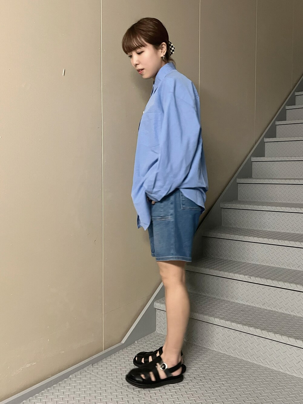 ブラック系のサンダル、ブルー系のシャツ/ブラウスを着用したレディースの春コーディネートの3枚目の写真