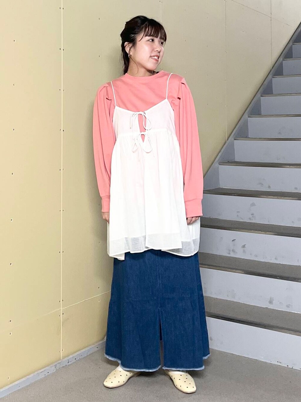 ベージュ系のパンプス、ホワイト系のキャミソール、ブルー系のスカートを着用したレディースの夏コーディネートの2枚目の写真