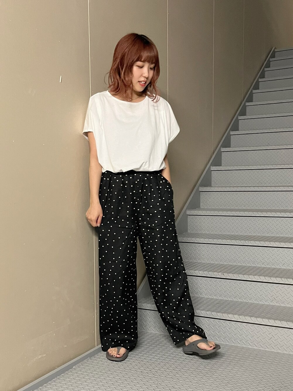 ホワイト系のTシャツ/カットソー、ブラック系のその他パンツを着用したレディースの春コーディネートの2枚目の写真