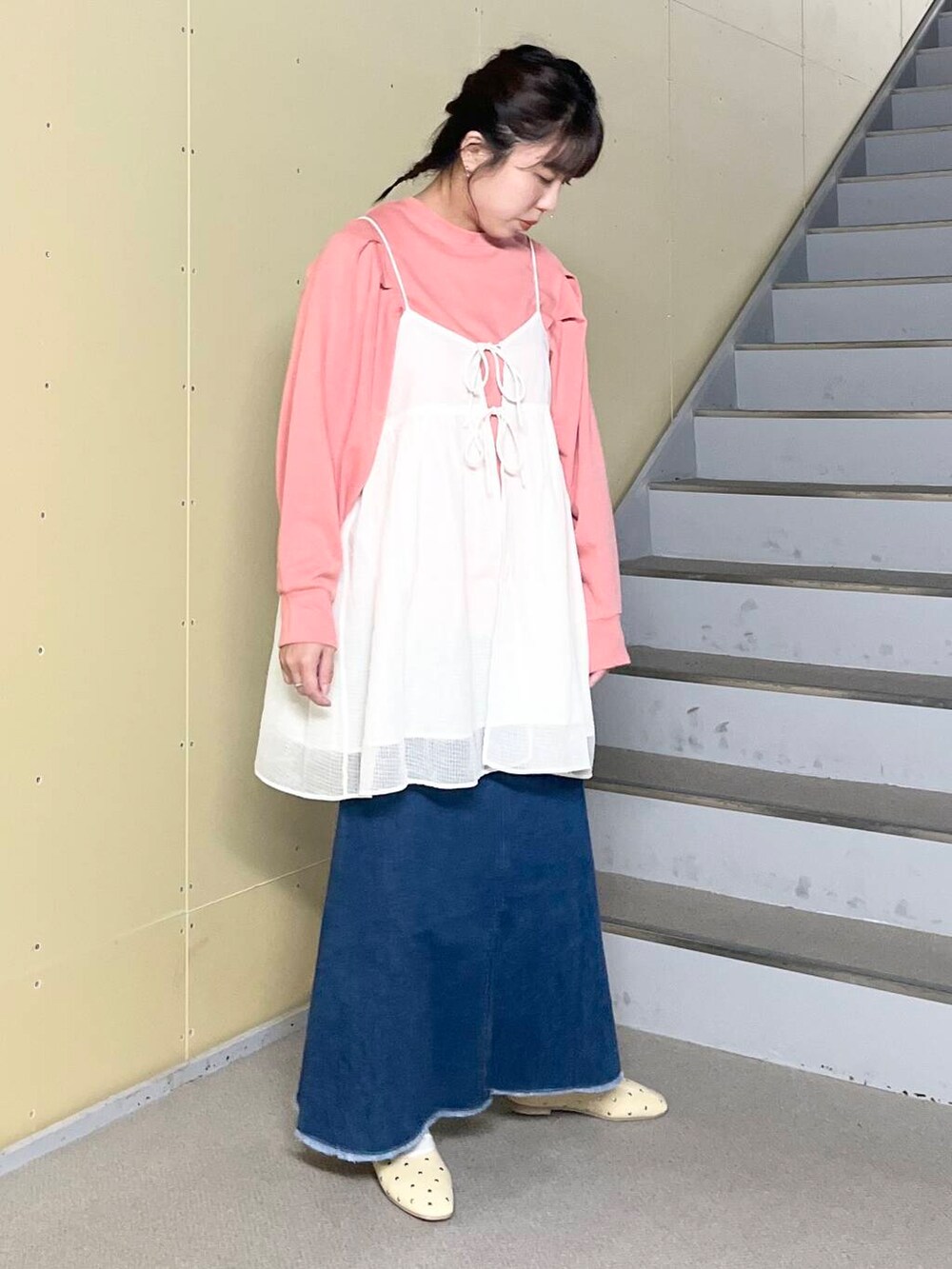 ベージュ系のパンプス、ホワイト系のキャミソール、ブルー系のスカートを着用したレディースの夏コーディネートの4枚目の写真