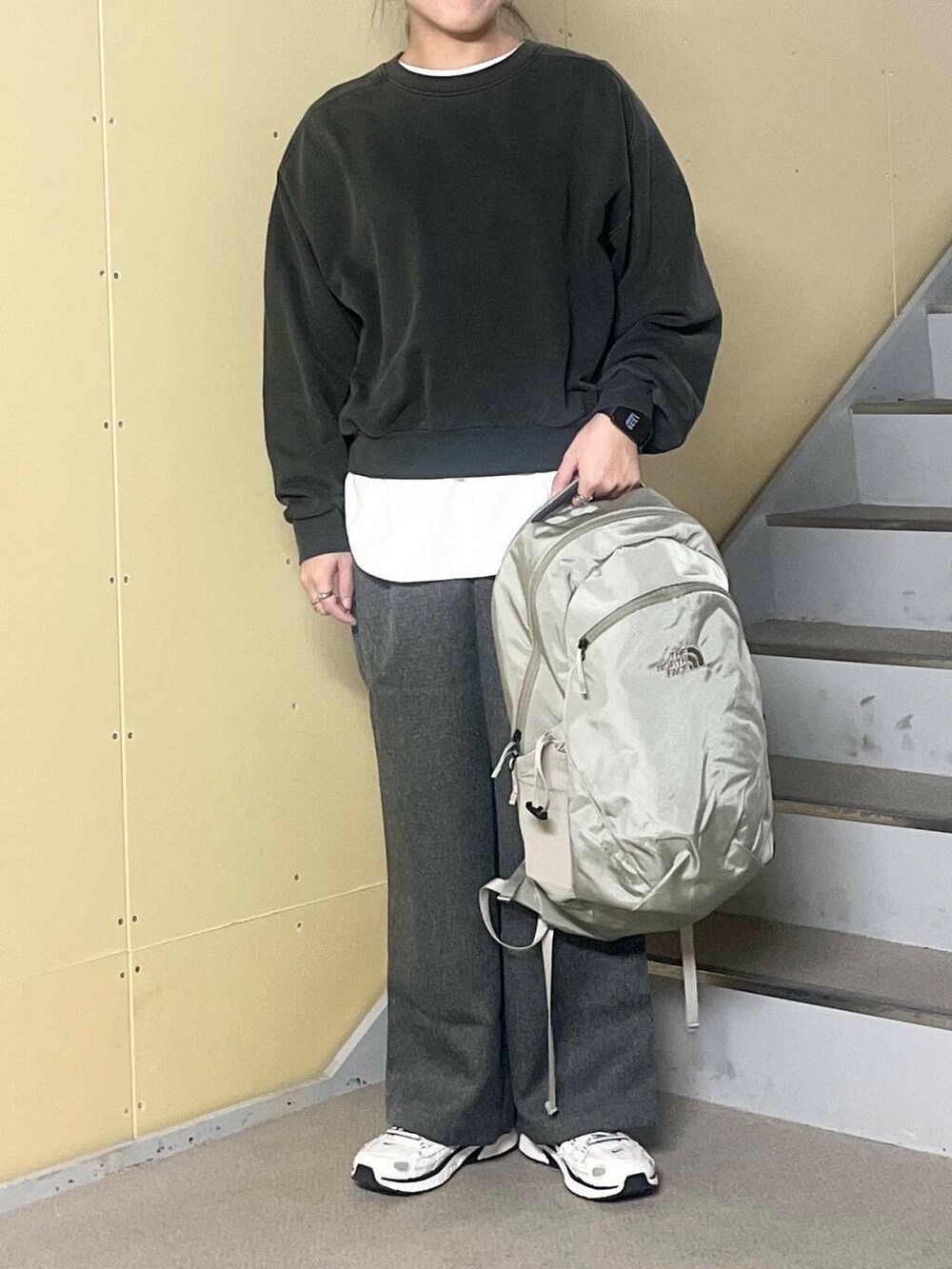 ホワイト系のスニーカー、グレー系のその他パンツ、ブラック系のスウェットを着用したレディースの秋コーディネートの2枚目の写真