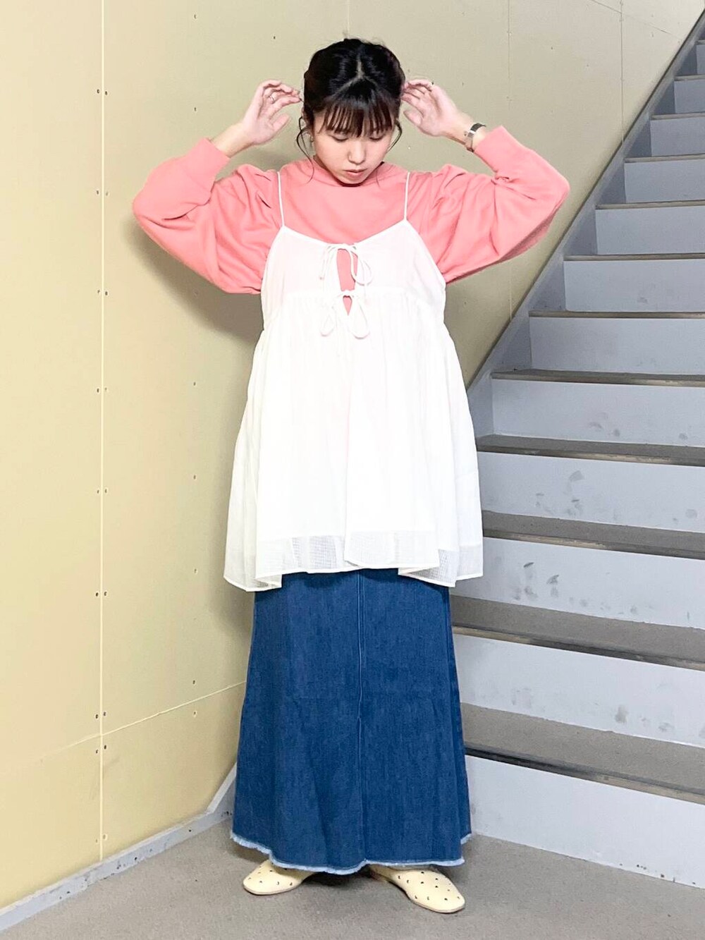 ベージュ系のパンプス、ホワイト系のキャミソール、ブルー系のスカートを着用したレディースの夏コーディネートの3枚目の写真