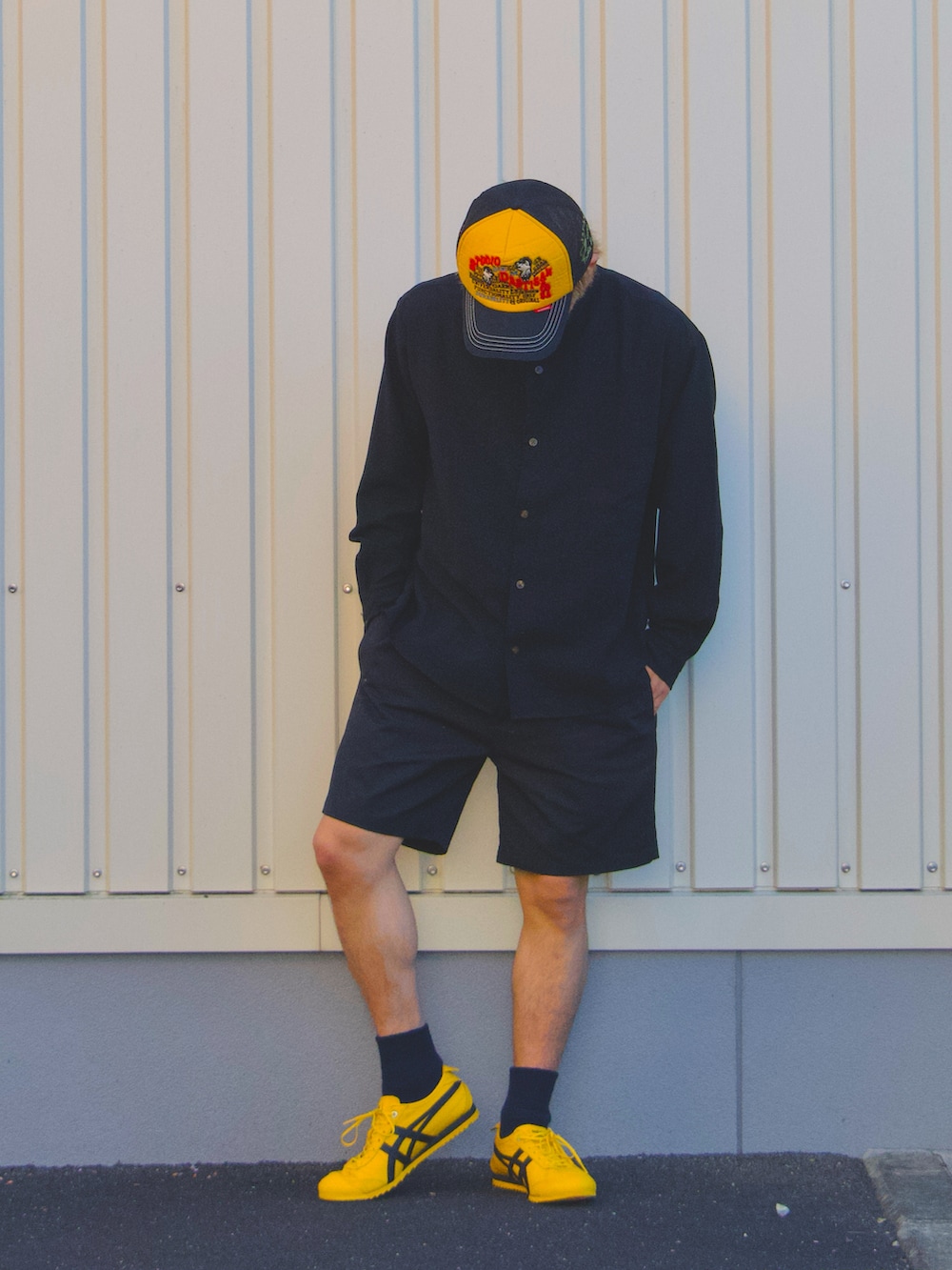 ブラック系のシャツ/ブラウス、ブラック系のその他パンツ、イエロー系のスニーカーを着用したメンズの夏コーディネートの3枚目の写真