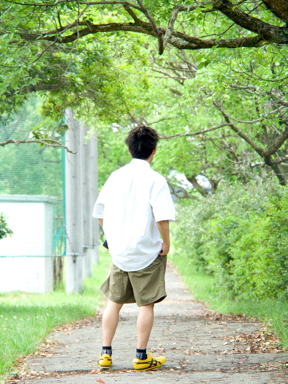 グリーン系のネクタイ、ホワイト系のシャツ/ブラウス、グリーン系のその他パンツを着用したメンズの夏コーディネートの3枚目の写真