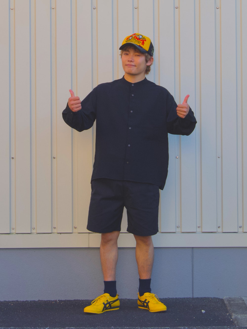 ブラック系のシャツ/ブラウス、ブラック系のその他パンツ、イエロー系のスニーカーを着用したメンズの夏コーディネートの2枚目の写真