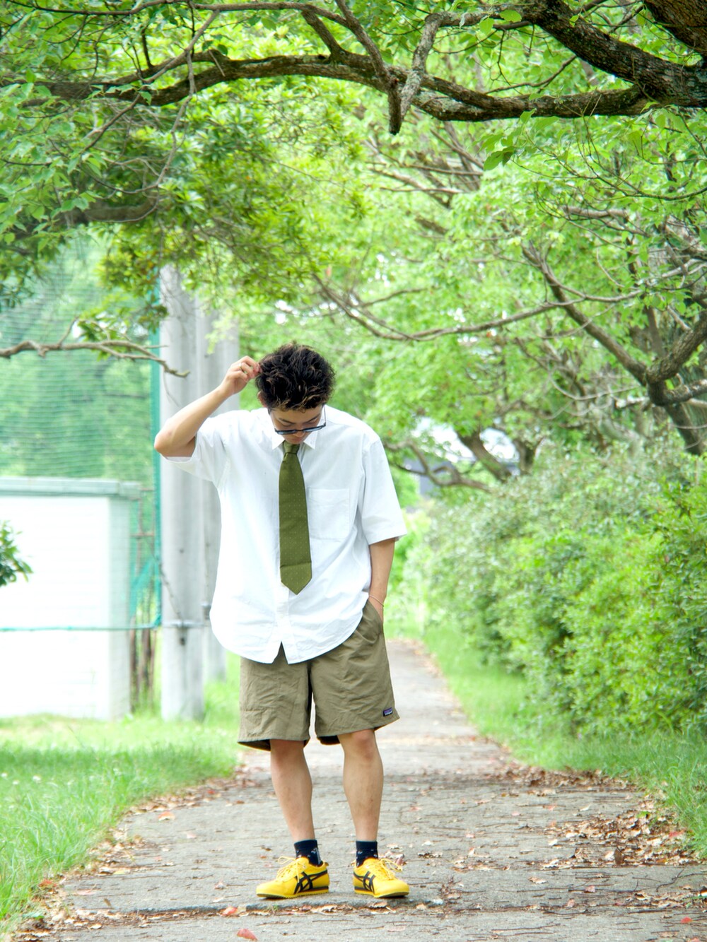 グリーン系のネクタイ、ホワイト系のシャツ/ブラウス、グリーン系のその他パンツを着用したメンズの夏コーディネートの2枚目の写真