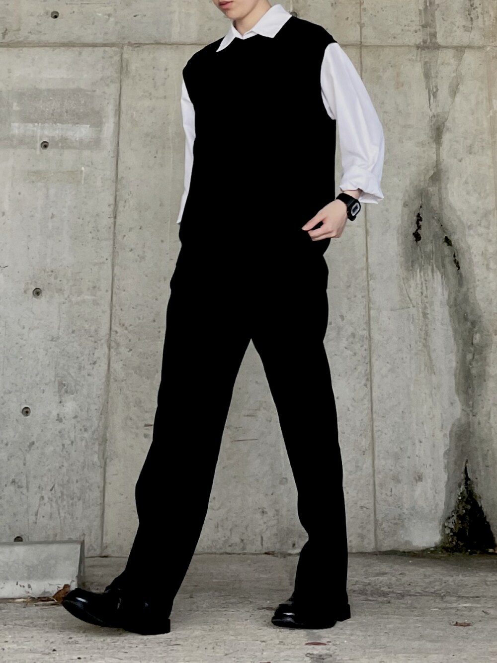 ブラック系のトップス、ブラック系のパンツ、ブラック系のキャップを着用したレディースの秋コーディネートの3枚目の写真