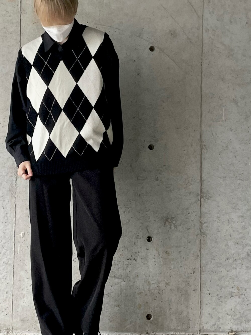 ブラック系のシャツ/ブラウスを着用したレディースの春コーディネートの2枚目の写真