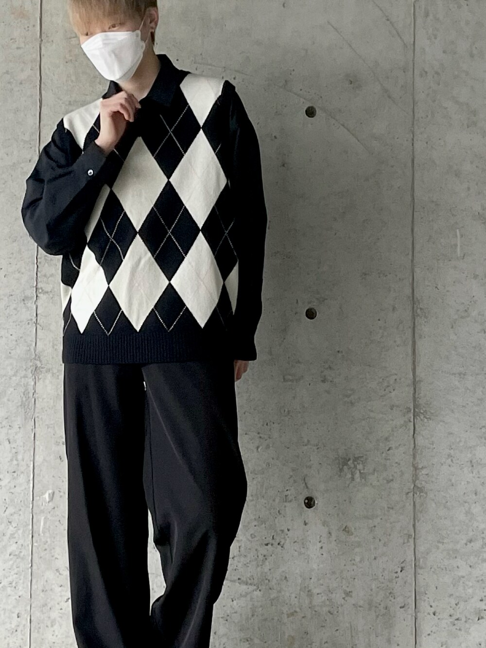 ブラック系のシャツ/ブラウスを着用したレディースの春コーディネートの3枚目の写真