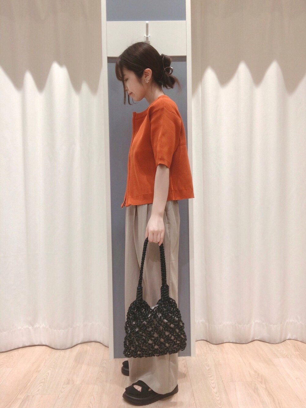 「きれいめカジュアル、大人カジュアル、ダブルジップ、ニットカーディガン、ラップ風パンツ、ビタミンカラー、オレンジ、ベージュ、ブラック、Samansa Mos2 blue」｜「Samansa Mos2 blueの◎ダブルジップニットカーディガン（カーディガン/ボレロ、オレンジ系）」を使った、yuuu0111さん（レディース・155cm）の春コーディネートの2枚目の写真