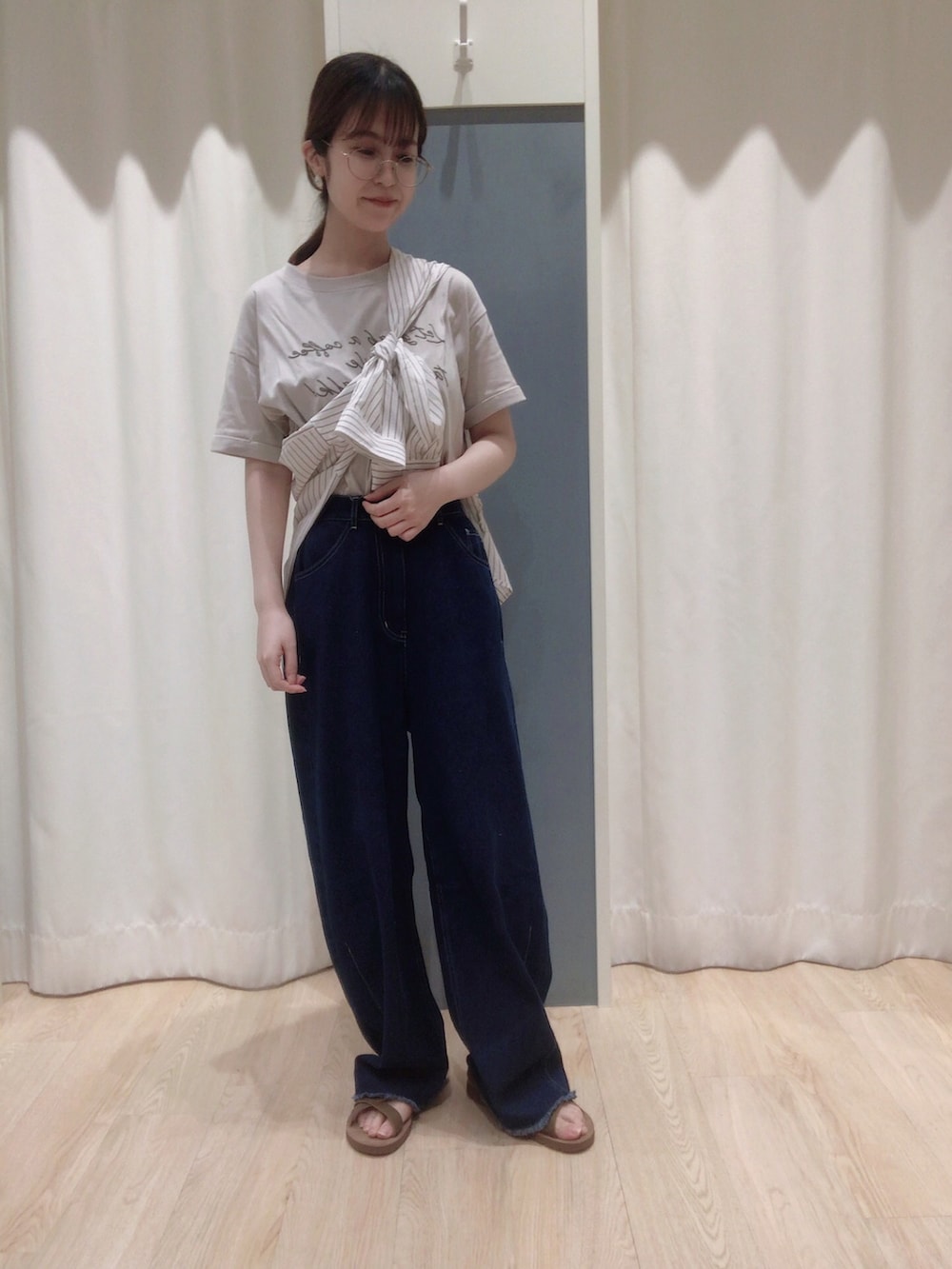 「カジュアル、カジュアルコーデ、デニムコーデ、発泡プリント、Tシャツ、デニムパンツ、カーブパンツ、接触冷感、シャツ、ストライプ、ベージュ、ネイビー、Samansa Mos2 blue」｜「Samansa Mos2 blueの【接触冷感】マルチスタイルシャツ（シャツ/ブラウス、ベージュ系）」を使った、yuuu0111さん（レディース・155cm）の夏コーディネートの2枚目の写真