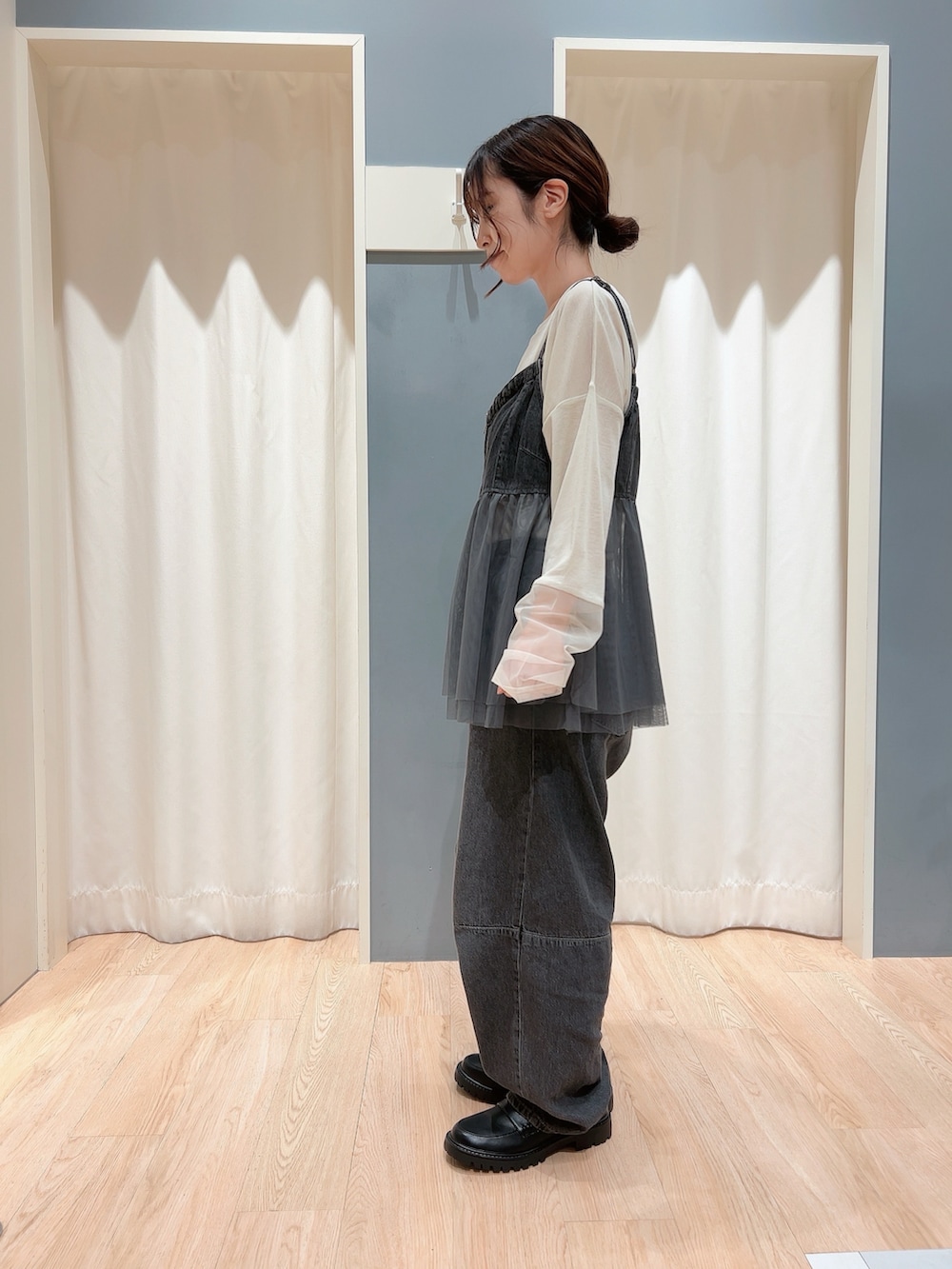 「キレイめ、キレイめカジュアル、パンツスタイル、ECODENIM、デニム、チュール、キャミビスチェ、カーブパンツ、シアーロンT、イエロー、チャコールグレー、Samansa Mos2 blue」｜「Samansa Mos2 blueの【ECO DENIM】チュール切替キャミビスチェ（シャツ/ブラウス、グレー系）」を使った、yuuu0111さん（レディース・155cm）の秋コーディネートの2枚目の写真