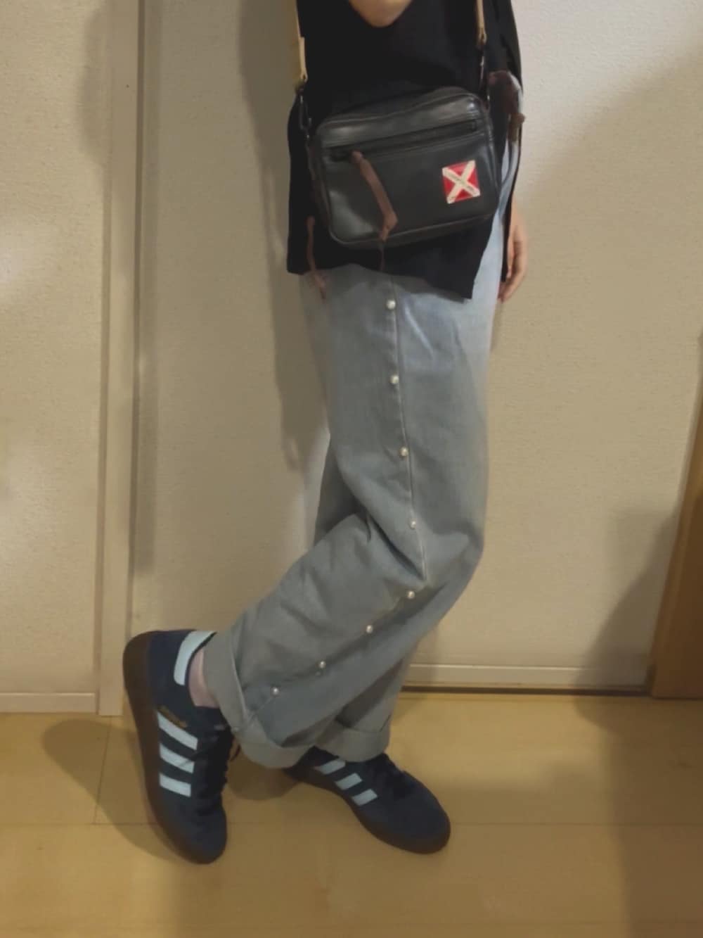 「夏ルックで気分アップ、黒×デニム、adidas spezial」｜「coca（coca）のアイテム（デニムパンツ、ブルー系）」を使った、manameiyoさん（レディース・151cm）の夏コーディネートの2枚目の写真
