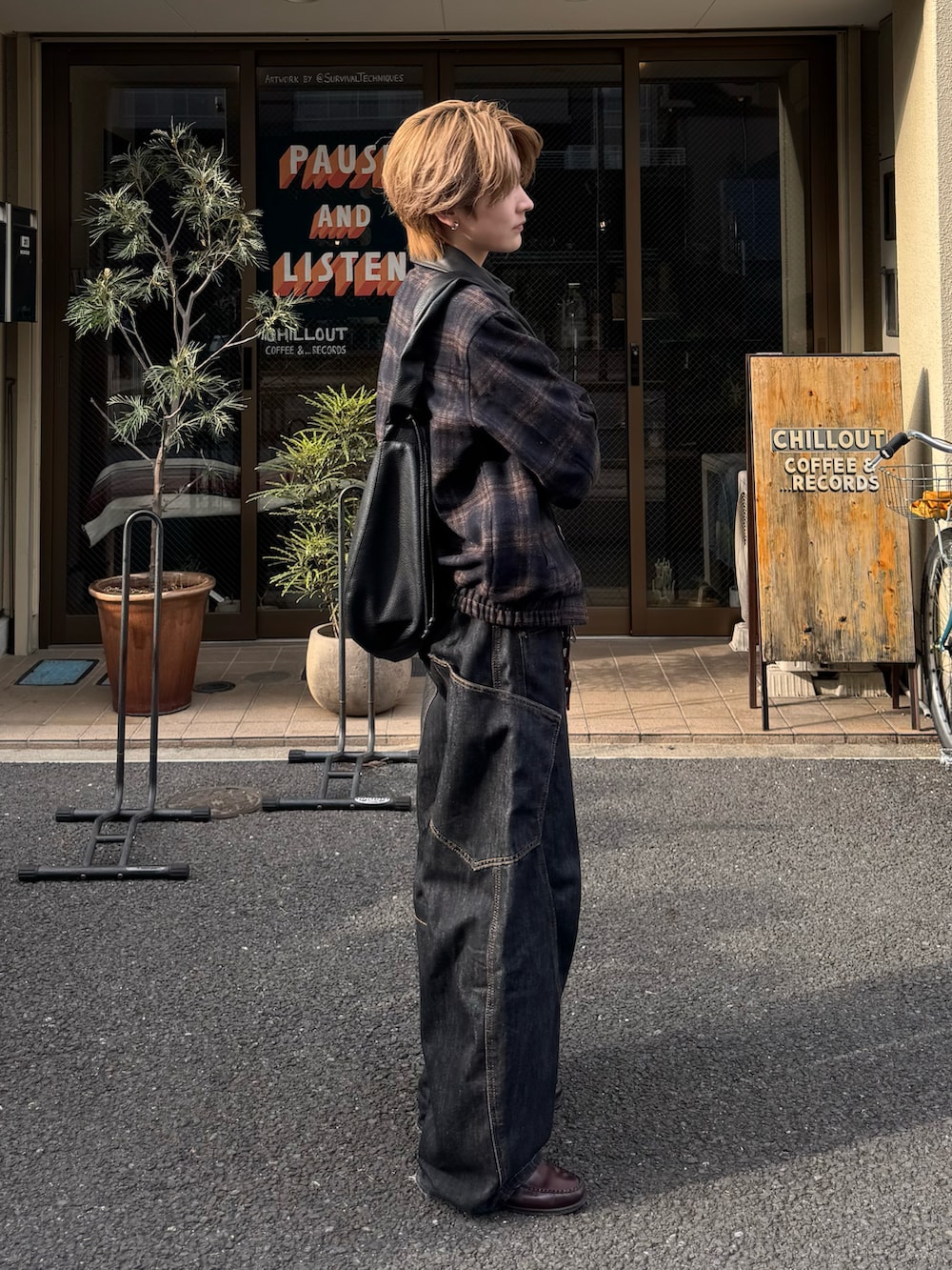 ブルー系のブルゾン、ブラック系のショルダーバッグ、レッド系のローファーを着用したメンズの春コーディネートの2枚目の写真