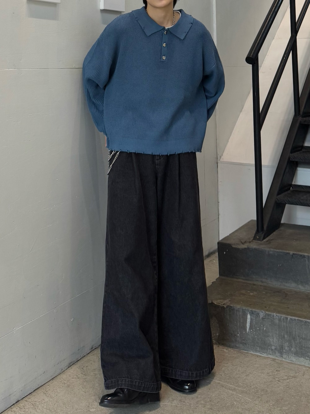 ブルー系のポロシャツ、ブラック系のデニムパンツ、ブラック系のパンプスを着用したメンズの冬コーディネートの2枚目の写真