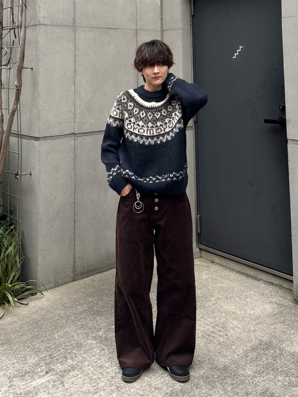 ブルー系のニット/セーター、ブラウン系のその他パンツ、ブラック系のスニーカーを着用したメンズの冬コーディネートの2枚目の写真