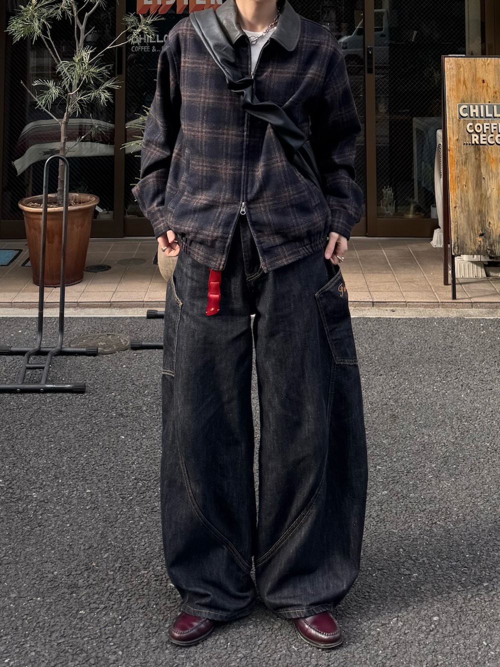 ブルー系のブルゾン、ブラック系のショルダーバッグ、レッド系のローファーを着用したメンズの春コーディネートの3枚目の写真