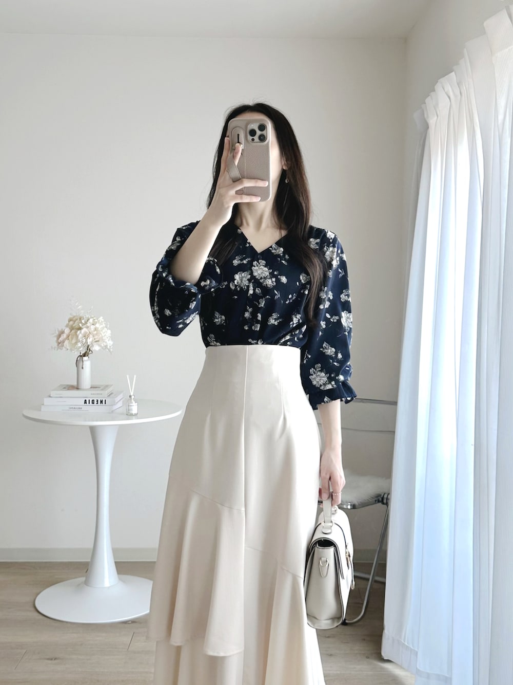 ホワイト系のパンプス、ホワイト系のスカート、ホワイト系のハンドバッグを着用したレディースの春コーディネートの4枚目の写真