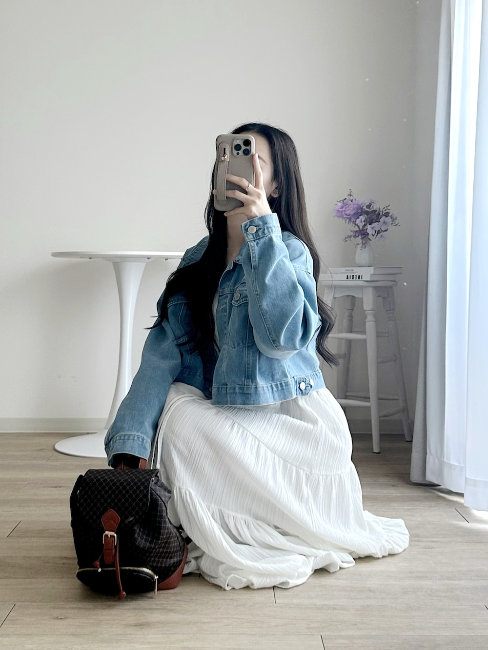 「デニム、デニムジャケット、春服、春コーデ、サンダル、ワンピース、白ワンピース、GRL、viviancollection、vivian」｜「GRLのアイテム（デニムジャケット、ブルー系）」を使った、moniさん（骨格ウェーブ・レディース・165cm）の春コーディネートの3枚目の写真