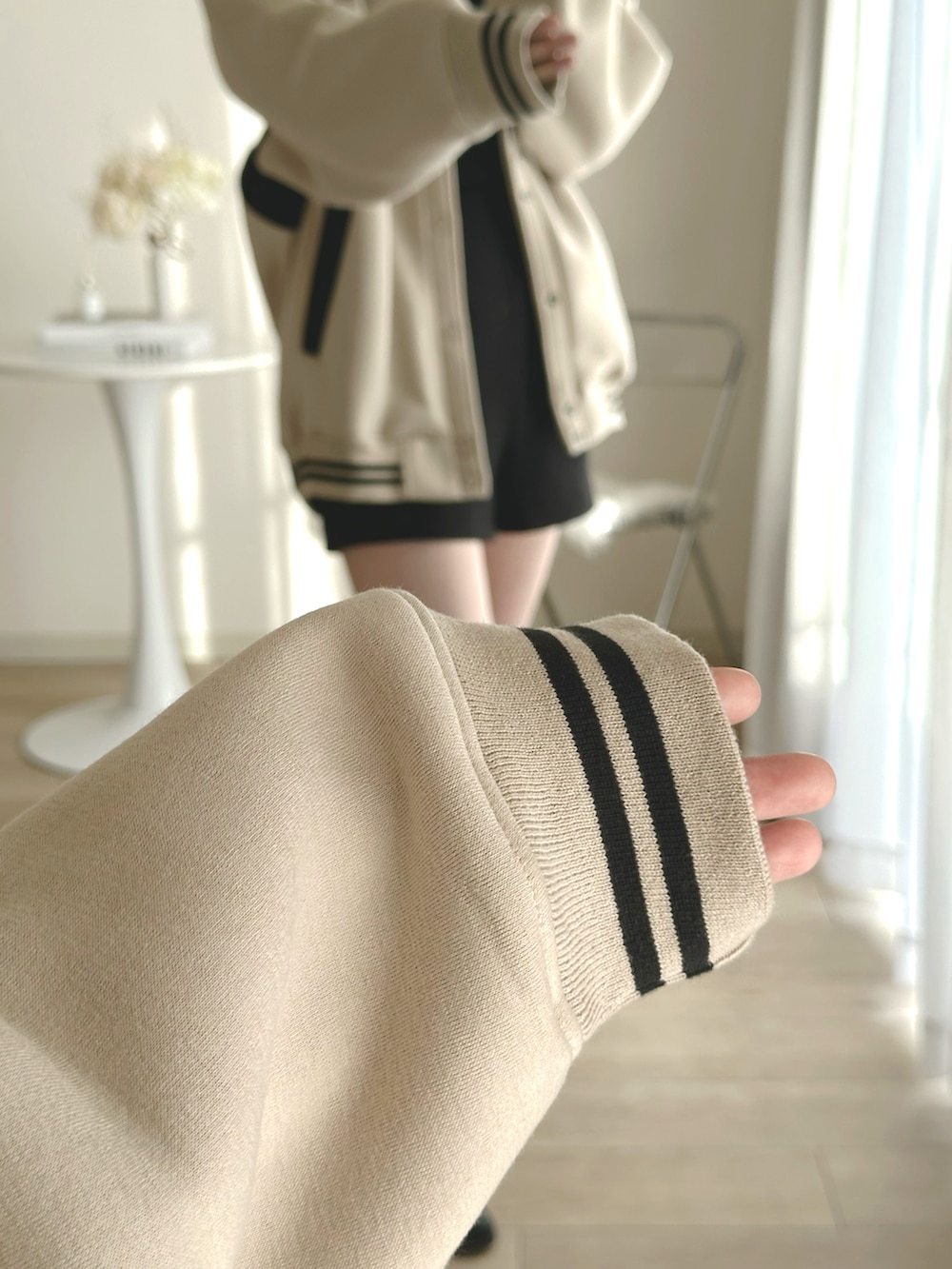 「スタジャン、スタジャンコーデ、ストリート、ストリートコーデ、ショートパンツ、ブーツ、ロングブーツ、ユニセックス、GRL、プチプラ、プチプラミックス、プチプラコーデ、メンズファッション、メンズライク、メンズアイテム」｜「GRLのアイテム（ニット/セーター、ブラック系）」を使った、moniさん（レディース・165cm）の冬コーディネートの5枚目の写真