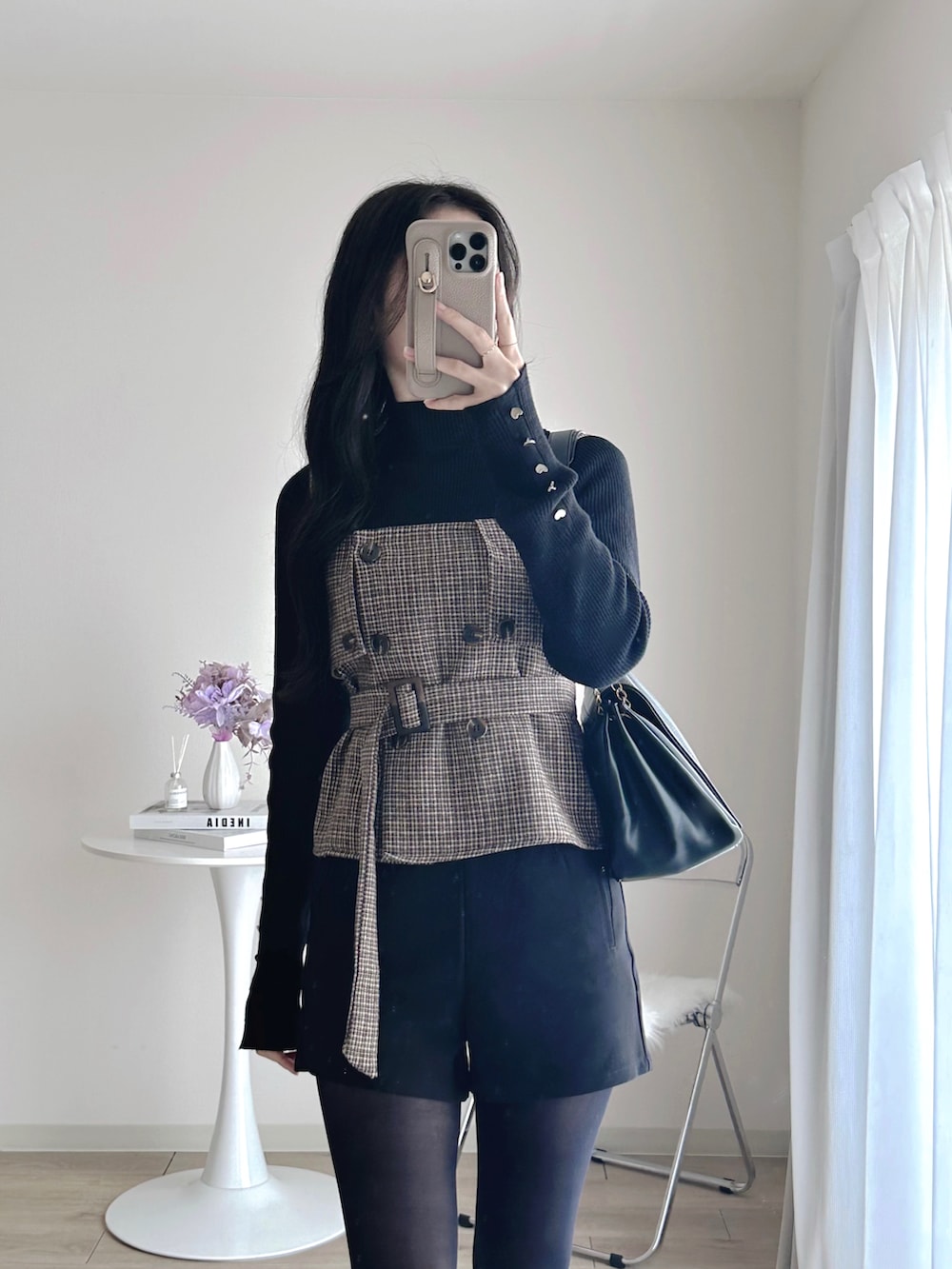 ブラック系のニット/セーター、ブラック系のニット/セーター、ブラウン系のその他トップスを着用したレディースの冬コーディネートの3枚目の写真