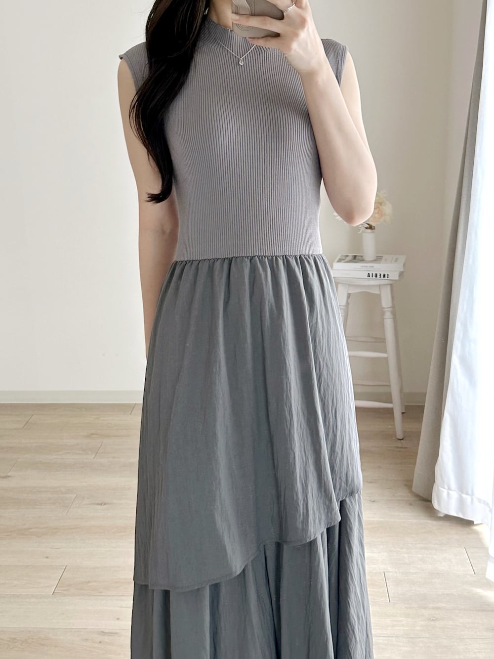 グレー系のワンピース、ブラック系のパンプスを着用したレディースの夏コーディネートの4枚目の写真