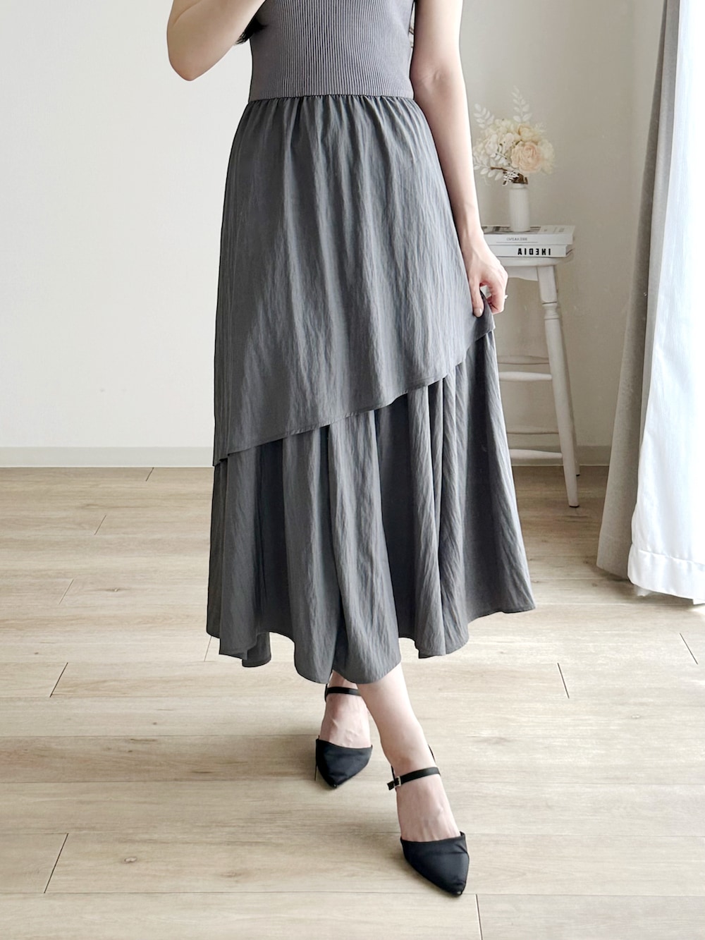 グレー系のワンピース、ブラック系のパンプスを着用したレディースの夏コーディネートの3枚目の写真