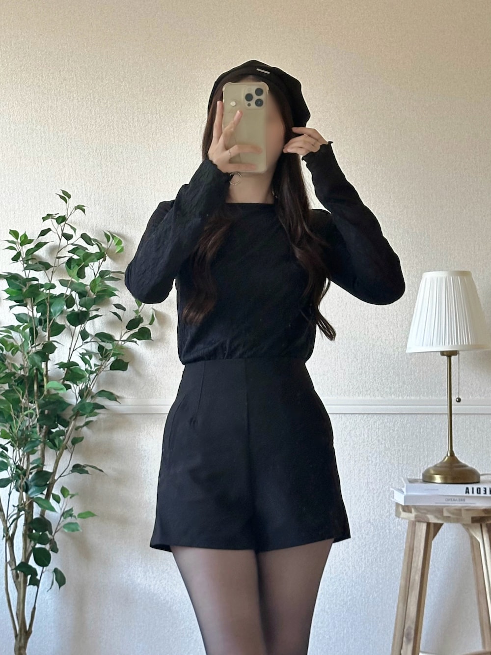 ブラック系のTシャツ/カットソー、ブラック系のパンツ、ブラック系のパンプスを着用したレディースの秋コーディネートの2枚目の写真
