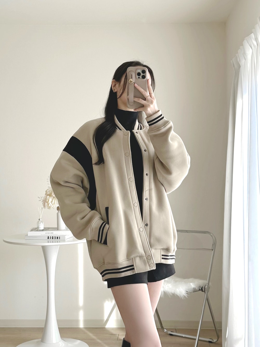 「スタジャン、スタジャンコーデ、ストリート、ストリートコーデ、ショートパンツ、ブーツ、ロングブーツ、ユニセックス、GRL、プチプラ、プチプラミックス、プチプラコーデ、メンズファッション、メンズライク、メンズアイテム」｜「GRLのアイテム（ニット/セーター、ブラック系）」を使った、moniさん（レディース・165cm）の冬コーディネートの3枚目の写真