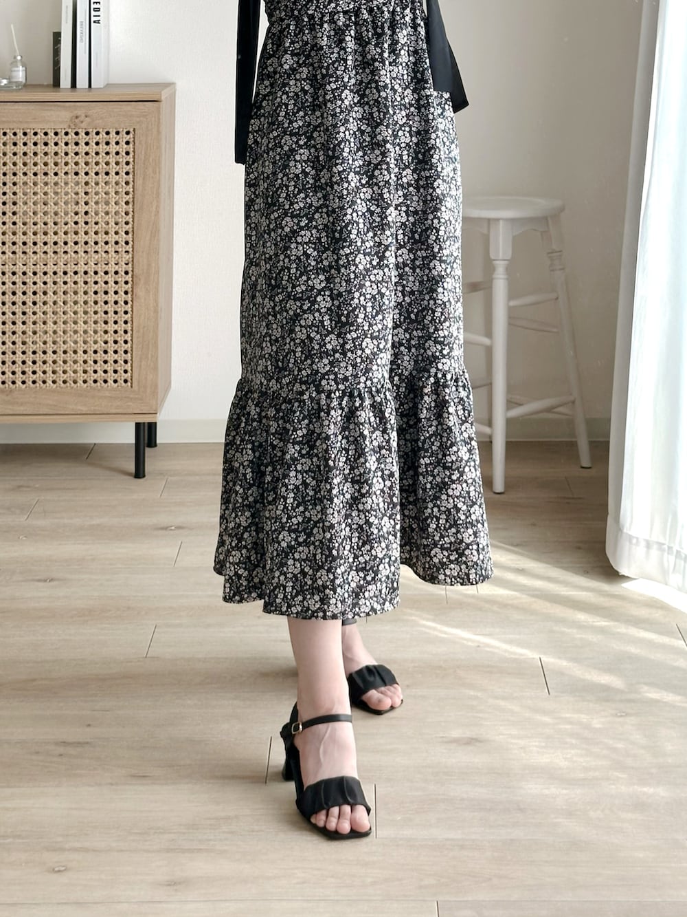 「ワンピース、花柄、花柄ワンピース、GRL、プチプラ、プチプラコーデ、夏コーデ、夏服、viviancollection、vivian」｜「GRLのアイテム（ワンピース、ブラック系）」を使った、moniさん（骨格ウェーブ・レディース・165cm）の春コーディネートの4枚目の写真