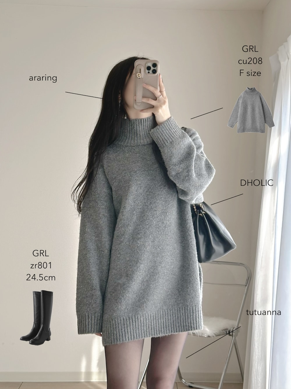 グレー系のワンピース、ブラック系のブーツ、ブラック系のハンドバッグを着用したレディースの冬コーディネートの2枚目の写真