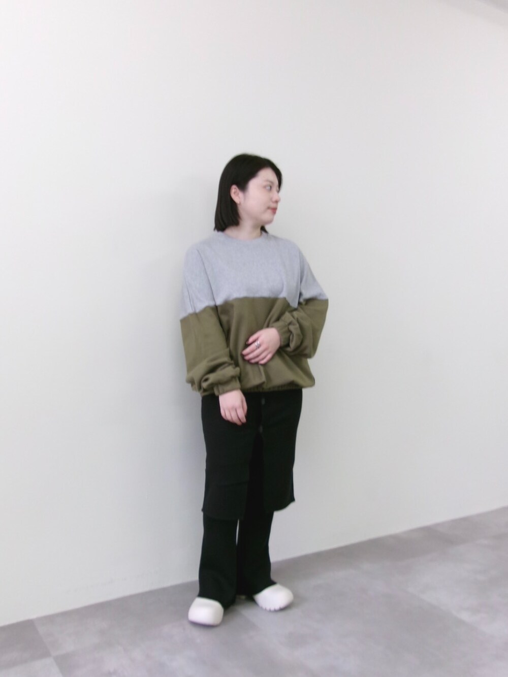 グリーン系のスウェット、ブラック系のその他パンツを着用したレディースの秋コーディネートの2枚目の写真