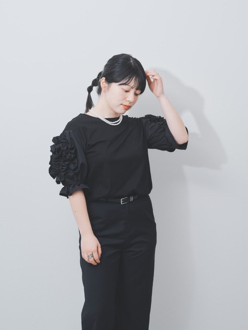 ブラック系のTシャツ/カットソーを着用したレディースの夏コーディネートの2枚目の写真