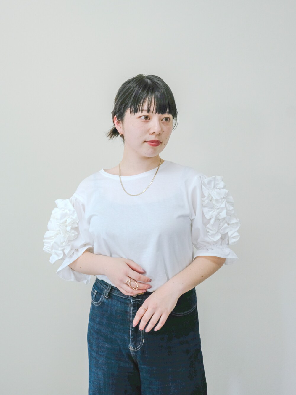 ホワイト系のTシャツ/カットソーを着用したレディースの夏コーディネートの2枚目の写真