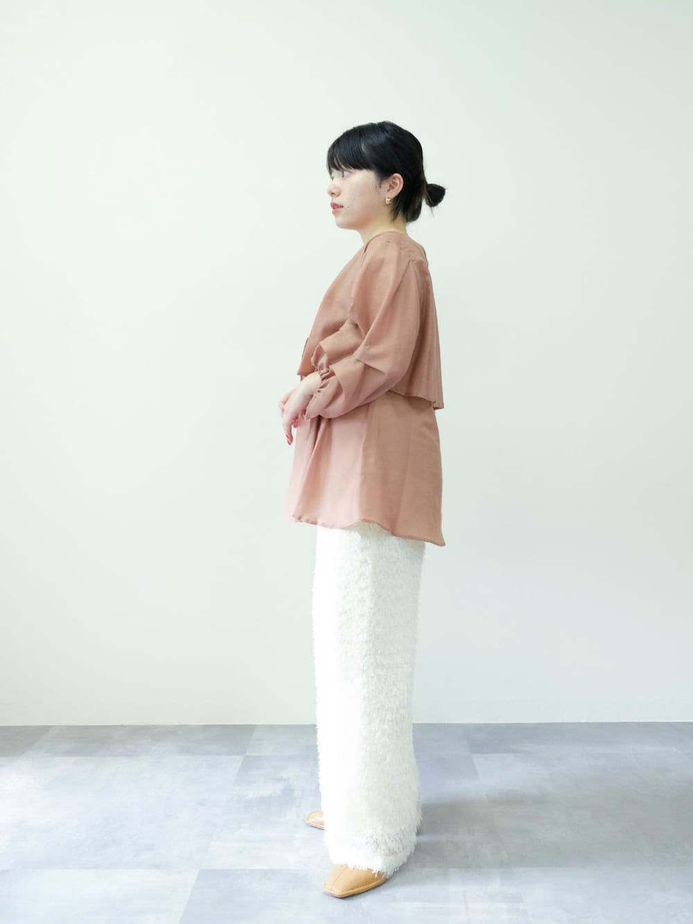 ピンク系のシャツ/ブラウスを着用したレディースの秋コーディネートの2枚目の写真