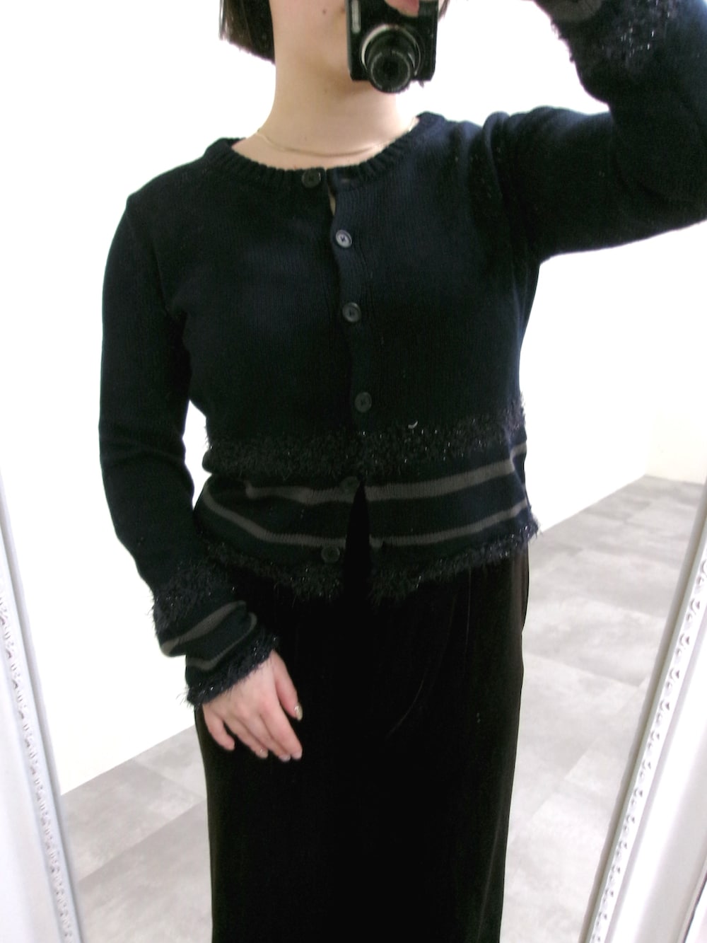 ブルー系のカーディガン/ボレロ、ブラウン系のその他パンツを着用したレディースの冬コーディネートの2枚目の写真