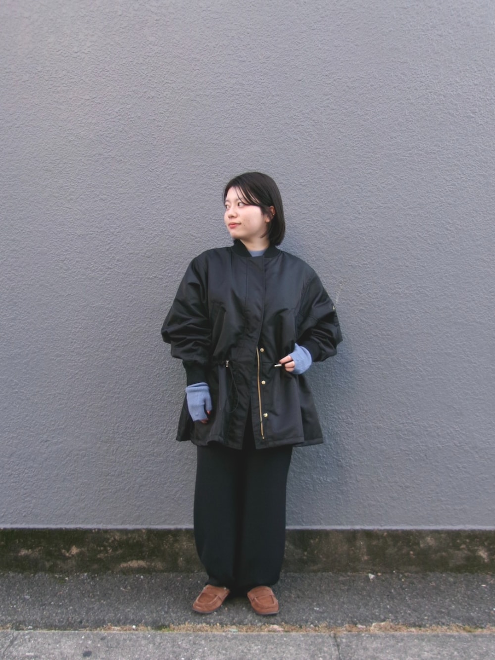 ブラック系のMA-1、ブルー系のニット/セーター、ブラック系のその他パンツを着用したレディースの秋コーディネートの3枚目の写真