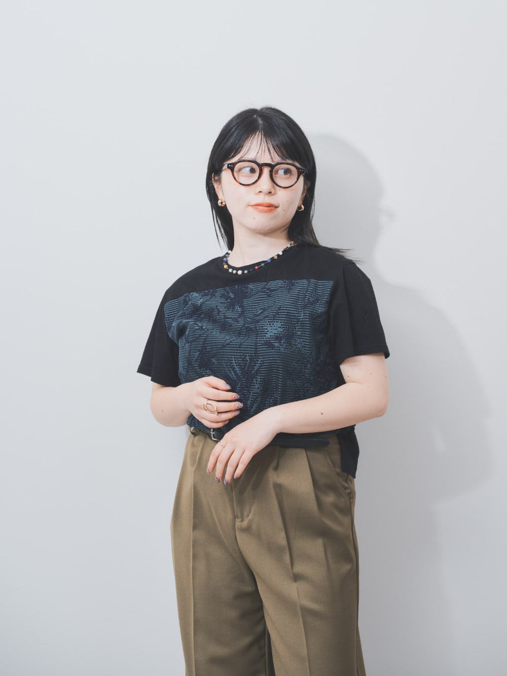 グリーン系のTシャツ/カットソー、グリーン系のチノパンツを着用したレディースの夏コーディネートの2枚目の写真