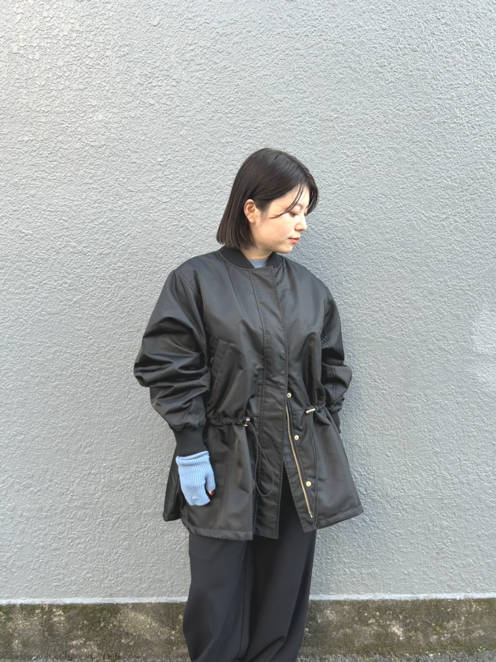 ブラック系のMA-1、ブルー系のニット/セーター、ブラック系のその他パンツを着用したレディースの秋コーディネートの2枚目の写真