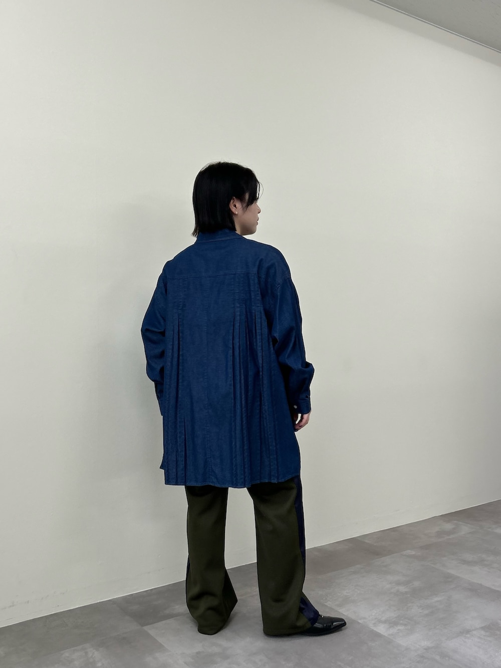 ホワイト系のその他トップス、グリーン系のその他パンツを着用したレディースの秋コーディネートの4枚目の写真