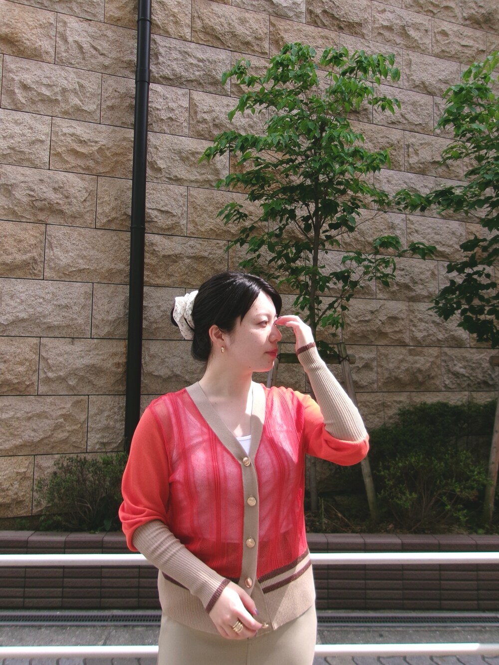 ブラウン系のカーディガン/ボレロを着用したレディースの春コーディネートの2枚目の写真