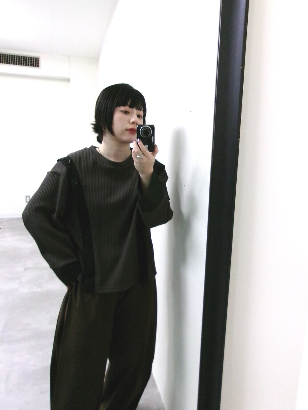 グレー系のTシャツ/カットソー、ブラウン系のスラックスを着用したレディースの秋コーディネートの2枚目の写真