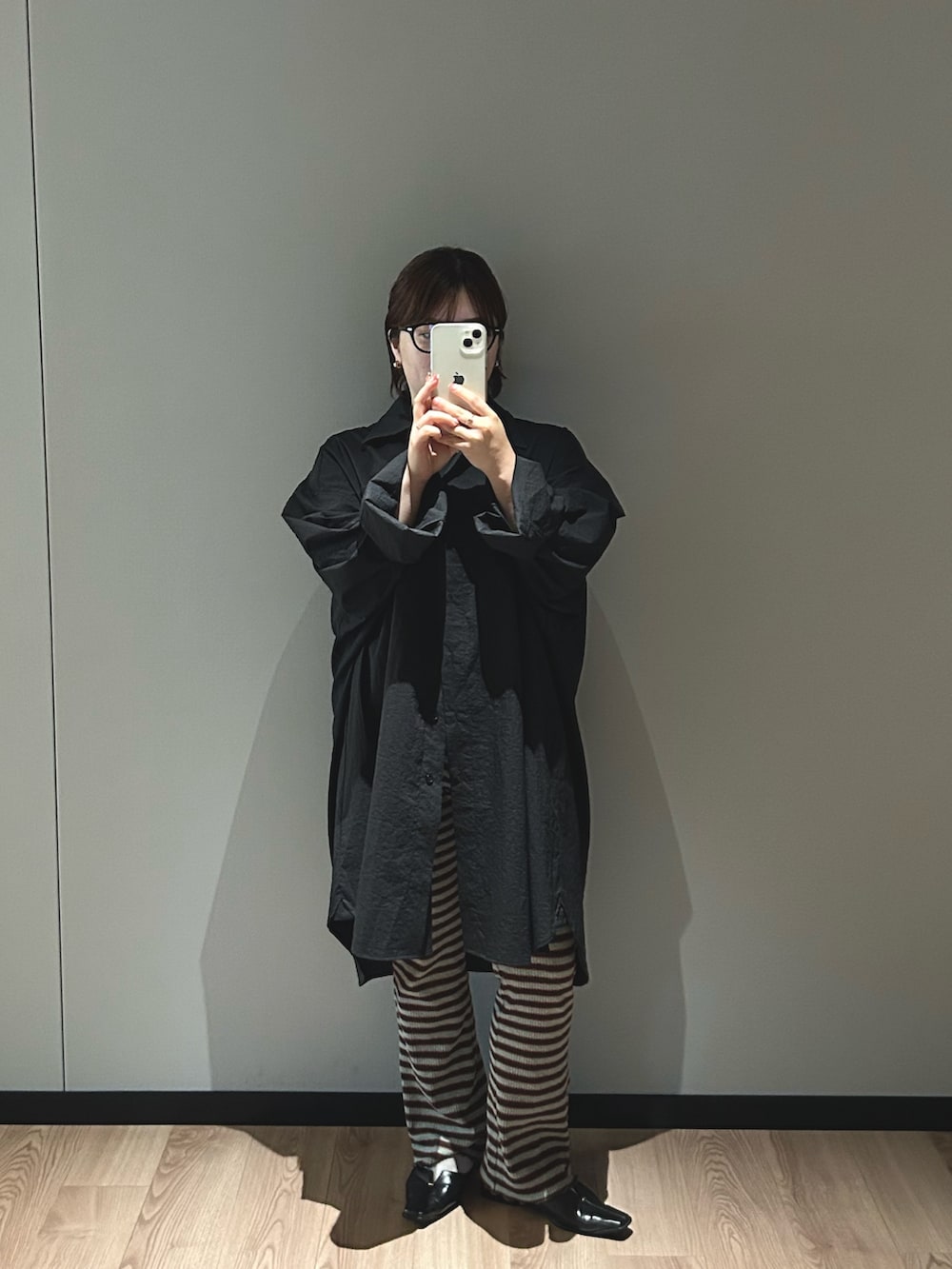 ブラック系のシャツ/ブラウスを着用したレディースの夏コーディネートの2枚目の写真