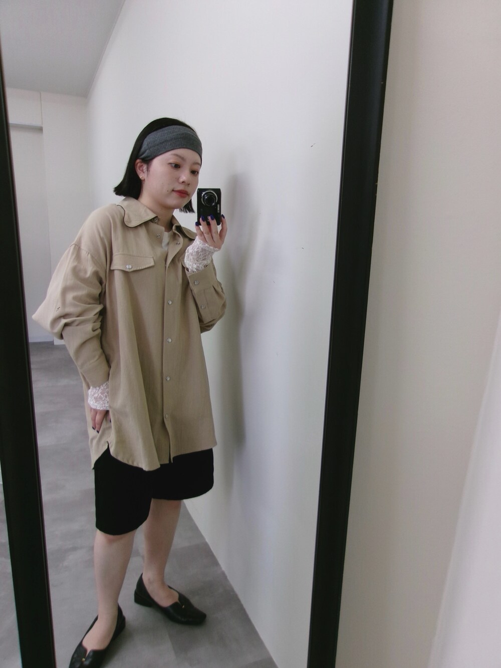 ベージュ系のシャツ/ブラウス、ホワイト系のTシャツ/カットソーを着用したレディースの秋コーディネートの2枚目の写真