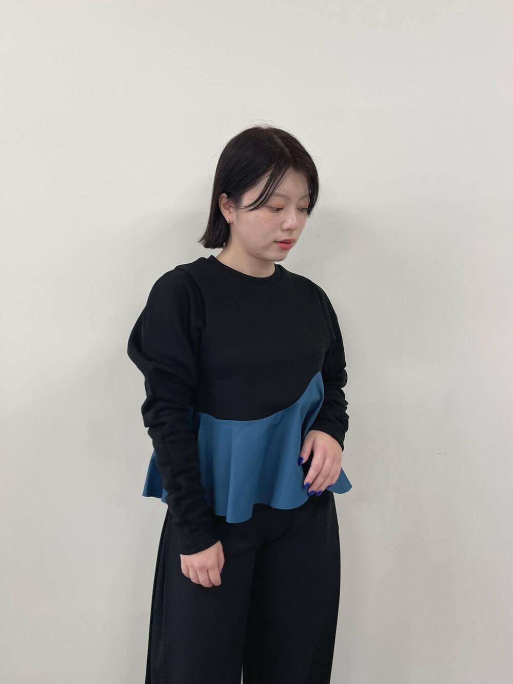 ブラック系のスウェット、ブラック系のスラックスを着用したレディースの秋コーディネートの3枚目の写真