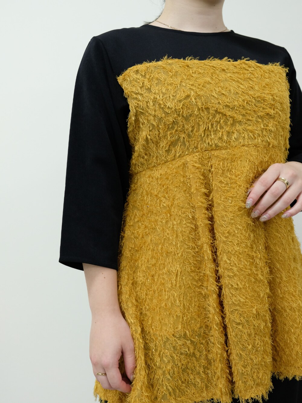 イエロー系のTシャツ/カットソー、ブラック系のスラックスを着用したレディースの秋コーディネートの3枚目の写真