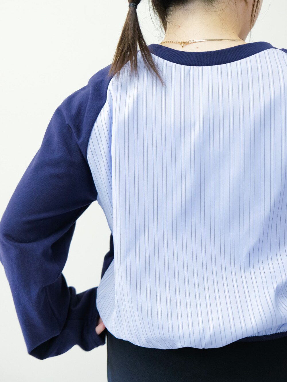 ブルー系のTシャツ/カットソー、ブルー系のスカートを着用したレディースの秋コーディネートの4枚目の写真