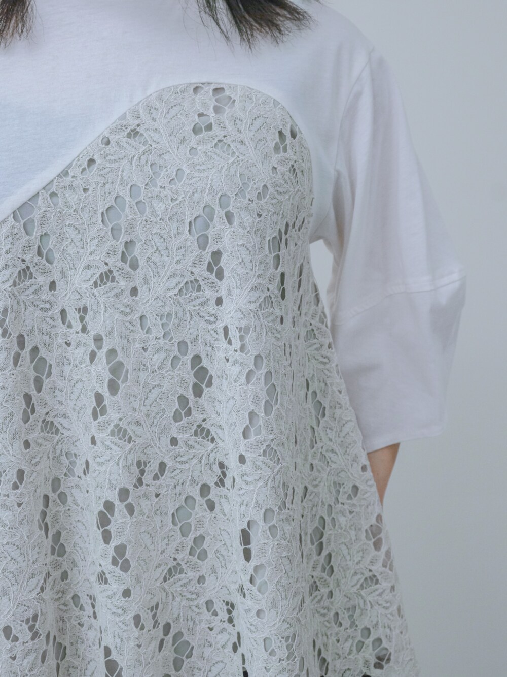 ベージュ系のTシャツ/カットソーを着用したレディースの夏コーディネートの2枚目の写真