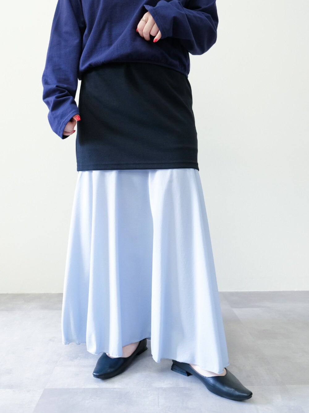 ブルー系のTシャツ/カットソー、ブルー系のスカートを着用したレディースの秋コーディネートの5枚目の写真